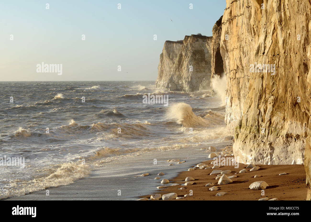 Une mer batter les falaises blanches à Newhaven Banque D'Images