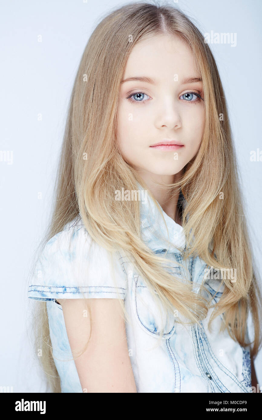 Portrait de jeune fille blonde aux yeux bleus Photo Stock - Alamy