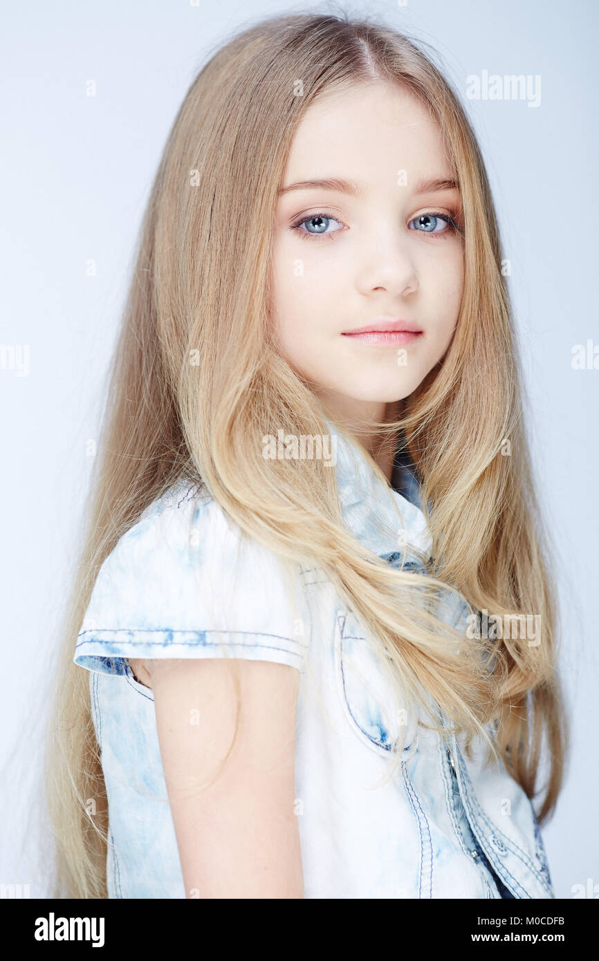 Portrait De Jeune Fille Blonde Aux Yeux Bleus Photo Stock Alamy 