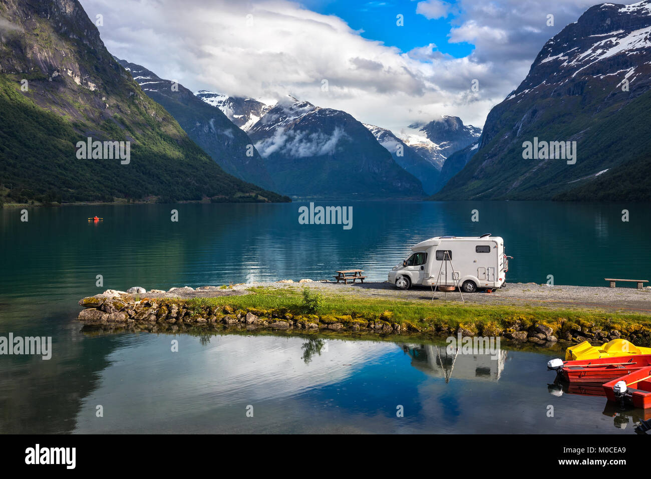 Vacances famille billet RV, vacances voyage en camping-car, caravane location de vacances. Belle Nature Norvège paysage naturel. Banque D'Images