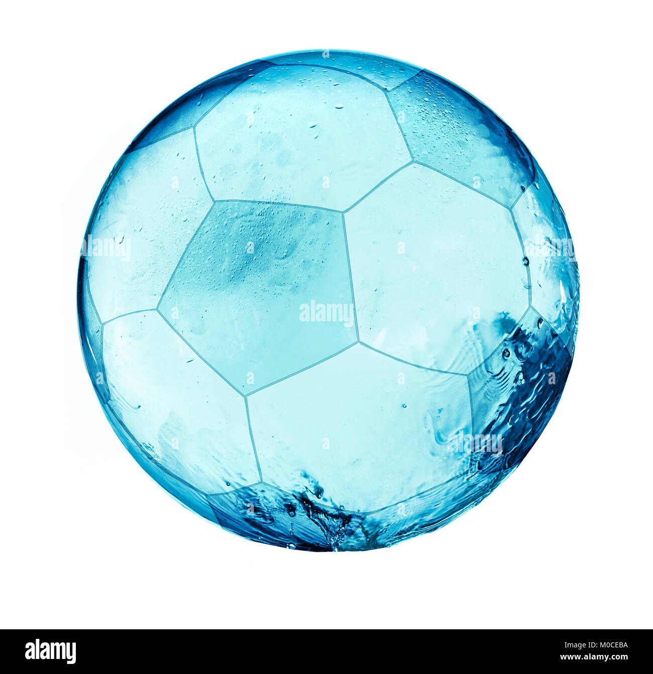 Résumé ballon de soccer de l'eau splash isolé sur fond blanc. Football concept abstrait. Banque D'Images
