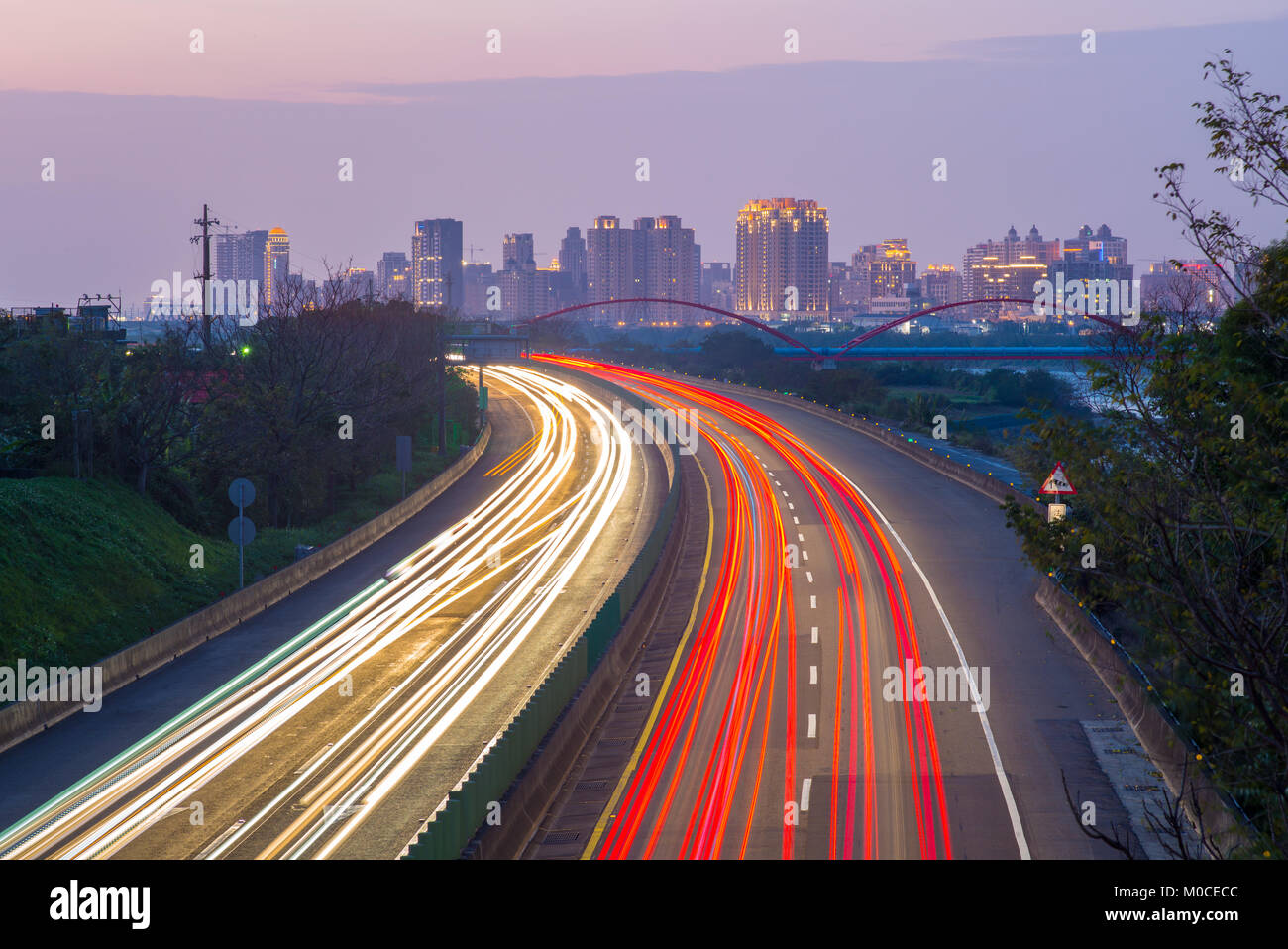 Les sentiers de la lumière de l'autoroute à Hsinchu, Taiwan Banque D'Images