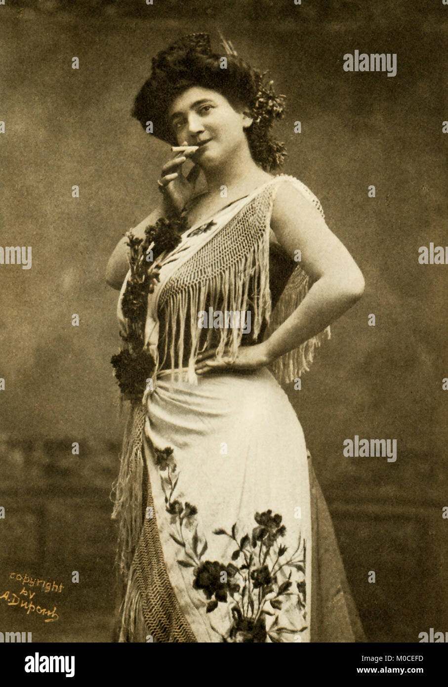 Cette photo montre la cantatrice Emma Calvé dans le rôle-titre de Carmen de Bizet. Elle est née en 1866 à Decazeville, en France, et fait ses débuts à Bruxelles en 1881, Marguerite dans Faust. Elle est issue le rôle de Santuzza dans Cavalleria Rusticana, mais ses plus grands triomphes suivi sa première apparition dans Carmen à l'Opéra Comique, Paris, en 1874. Elle est arrivé en Amérique en 1893 et a ensuite fait des visites annuelles dans le grand opéra et les récitals. Banque D'Images