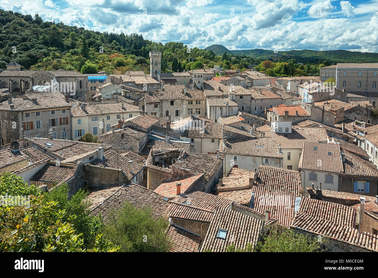 Vue de dessus les toits du village Viviers dans l'Ardèche de France Banque D'Images