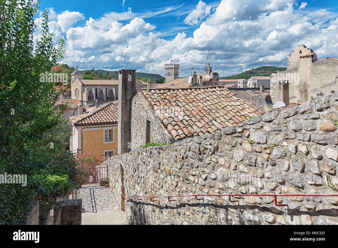 Vue de dessus les toits du village Viviers dans l'Ardèche de France Banque D'Images