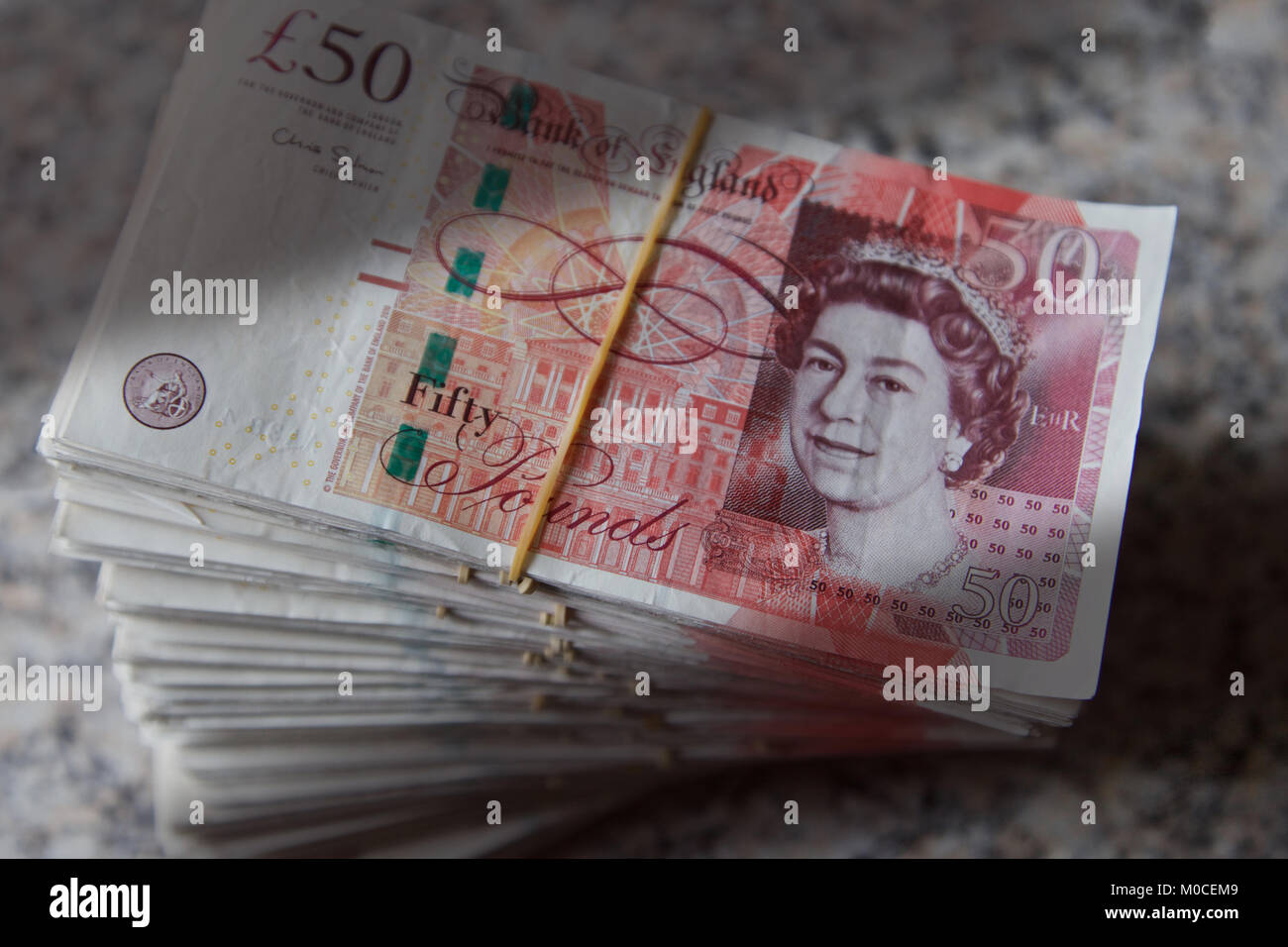 Une pile de billets de banque britannique £50 Banque D'Images
