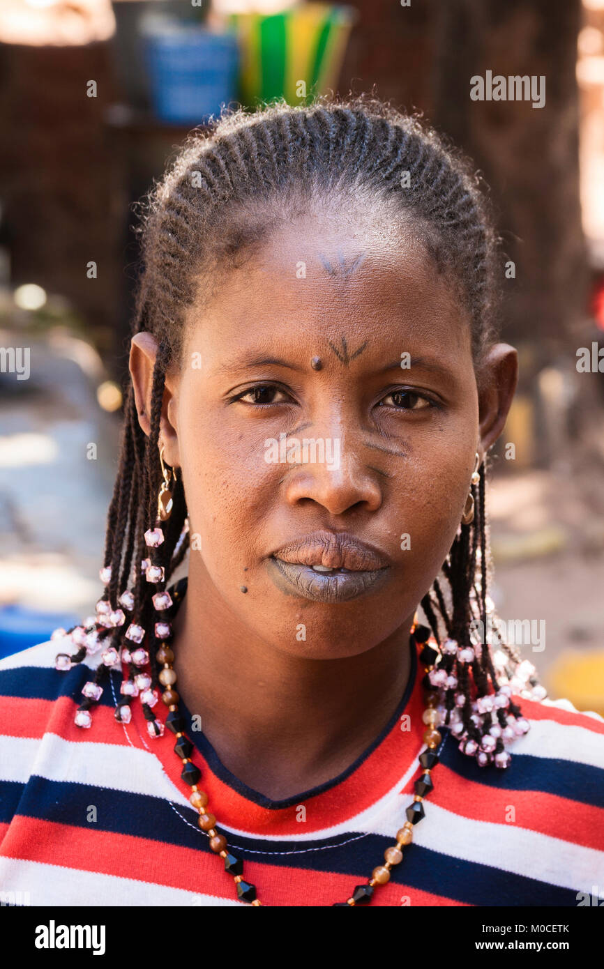 Portrait Dune Femme Africaine Avec Des Tatouages Sur Son