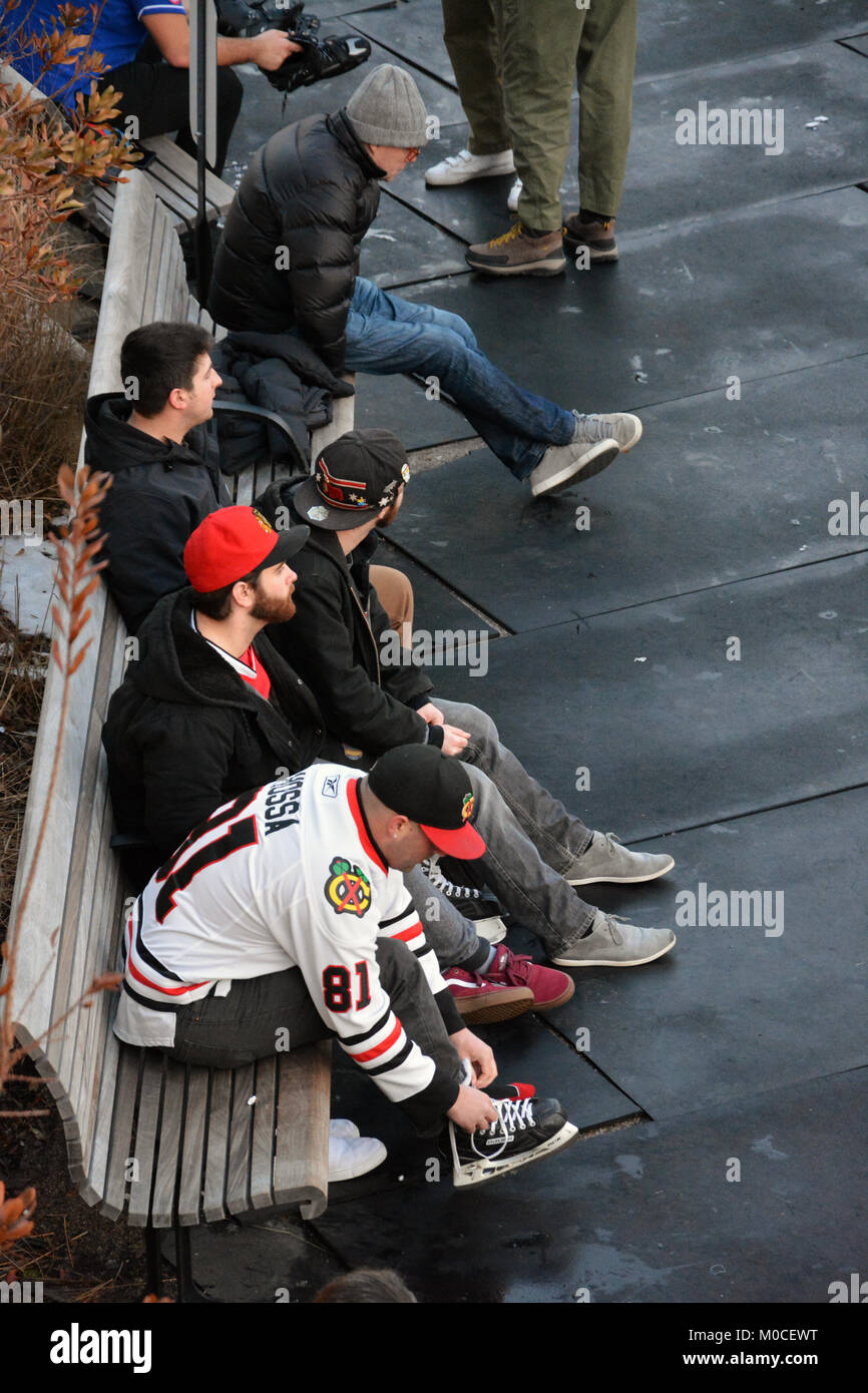 Un groupe d'amis s'asseoir sur un banc après le PATINAGE Patinage sur le ruban, un quart de mile de long sentier sur la patinoire du centre-ville de Chicago. Banque D'Images Un groupe d'amis s'asseoir sur un banc après le PATINAGE Patinage sur le ruban, un quart de mile de long sentier sur la patinoire du centre-ville de Chicago. Banque D'Images