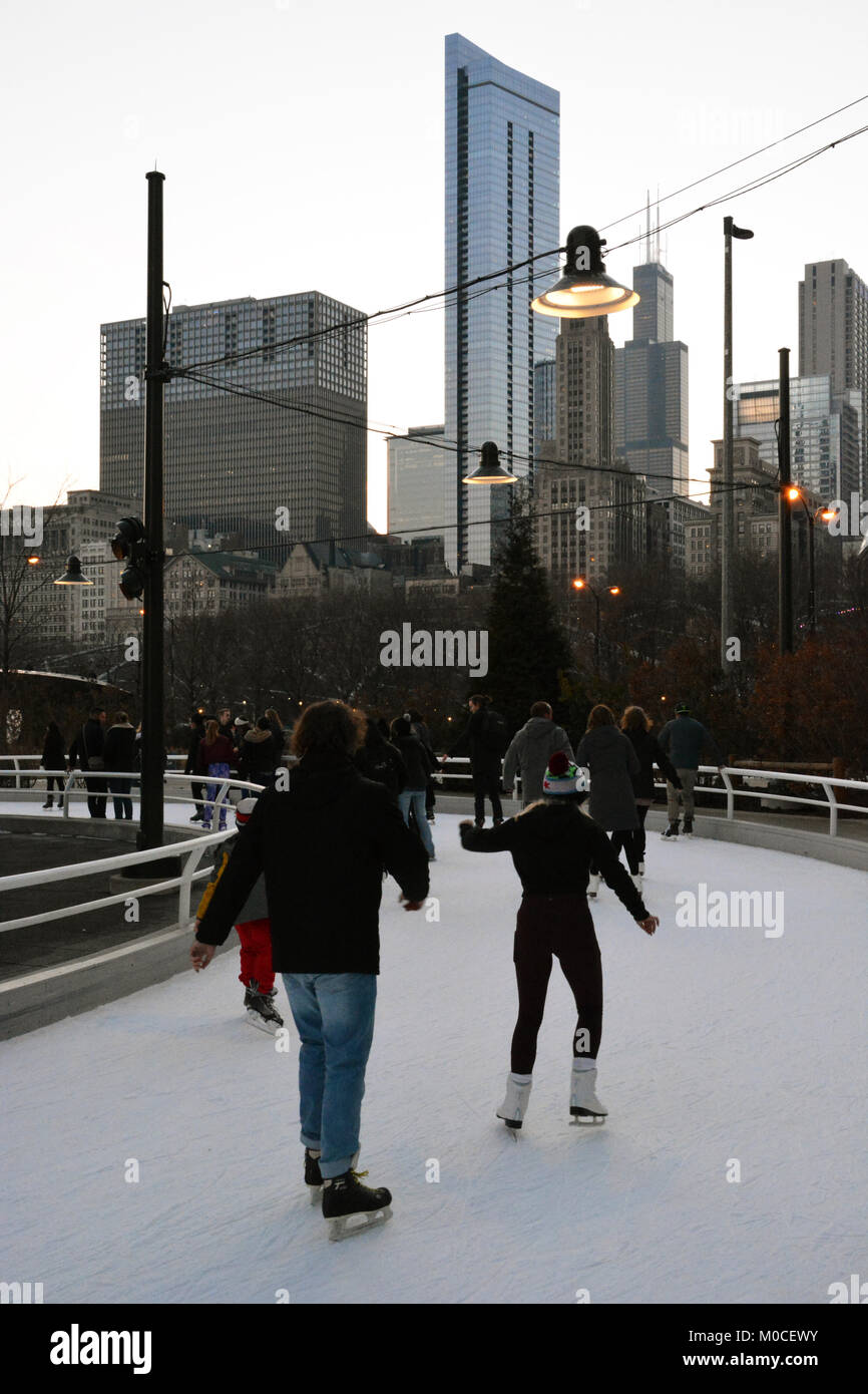 Les visiteurs apprécient la piscine patinoire au quart de mile de long ruban de patinage, un sentier sur le centre-ville de Chicago's Maggie Daley Park. Banque D'Images