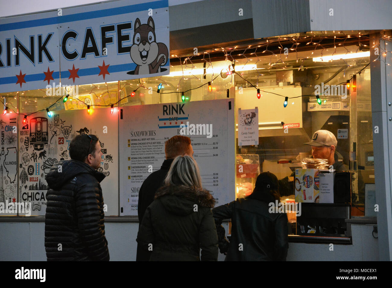 Les visiteurs s'arrêter pour chocolat chaud au stand dans le ruban de patinage en Maggie Daley Park à Chicago. Banque D'Images Les visiteurs s'arrêter pour chocolat chaud au stand dans le ruban de patinage en Maggie Daley Park à Chicago. Banque D'Images