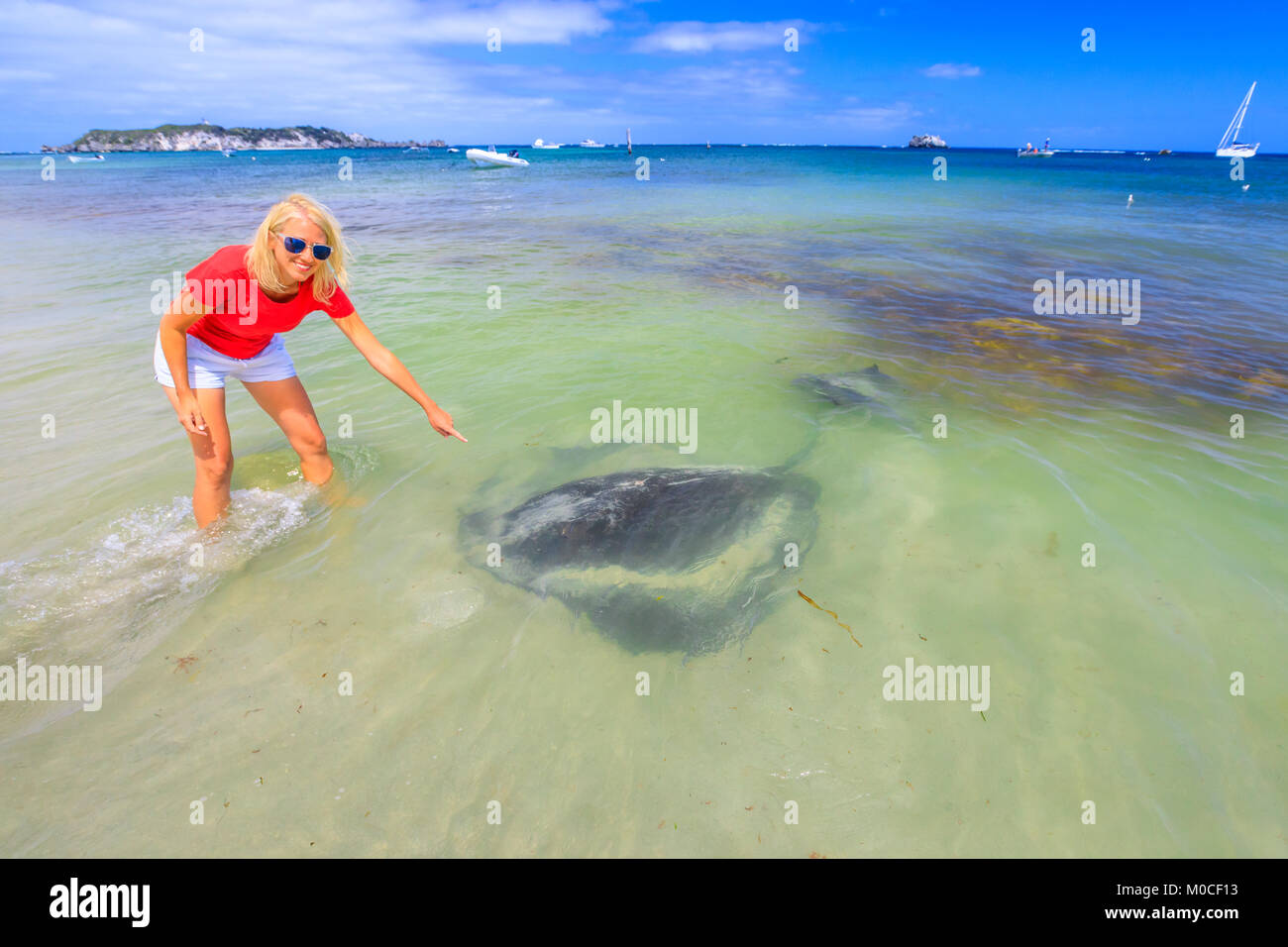 Femme avec Eagle Ray Banque D'Images