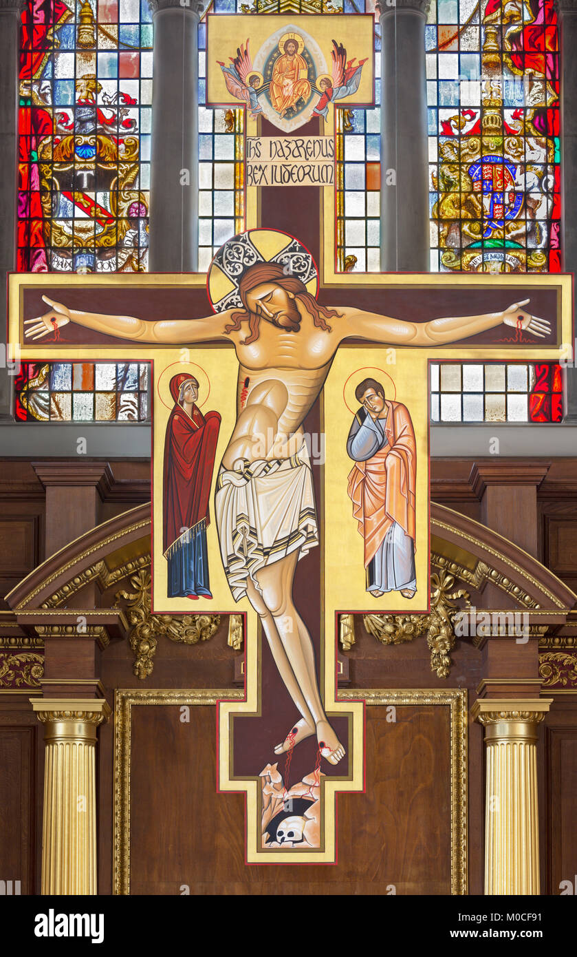 Paris, France - 16 septembre 2017 : l'icône de la Crucifixion dans 'franciscains style' à l'église Saint André Holborn Banque D'Images