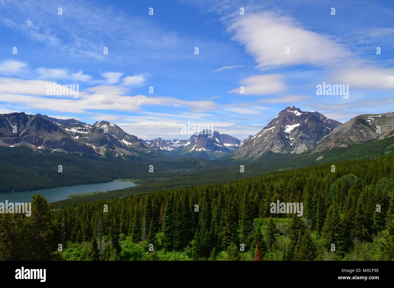 Une superbe vue du Bas St Mary's Lake, dans l'été, avec de la neige sur les montagnes au loin Banque D'Images