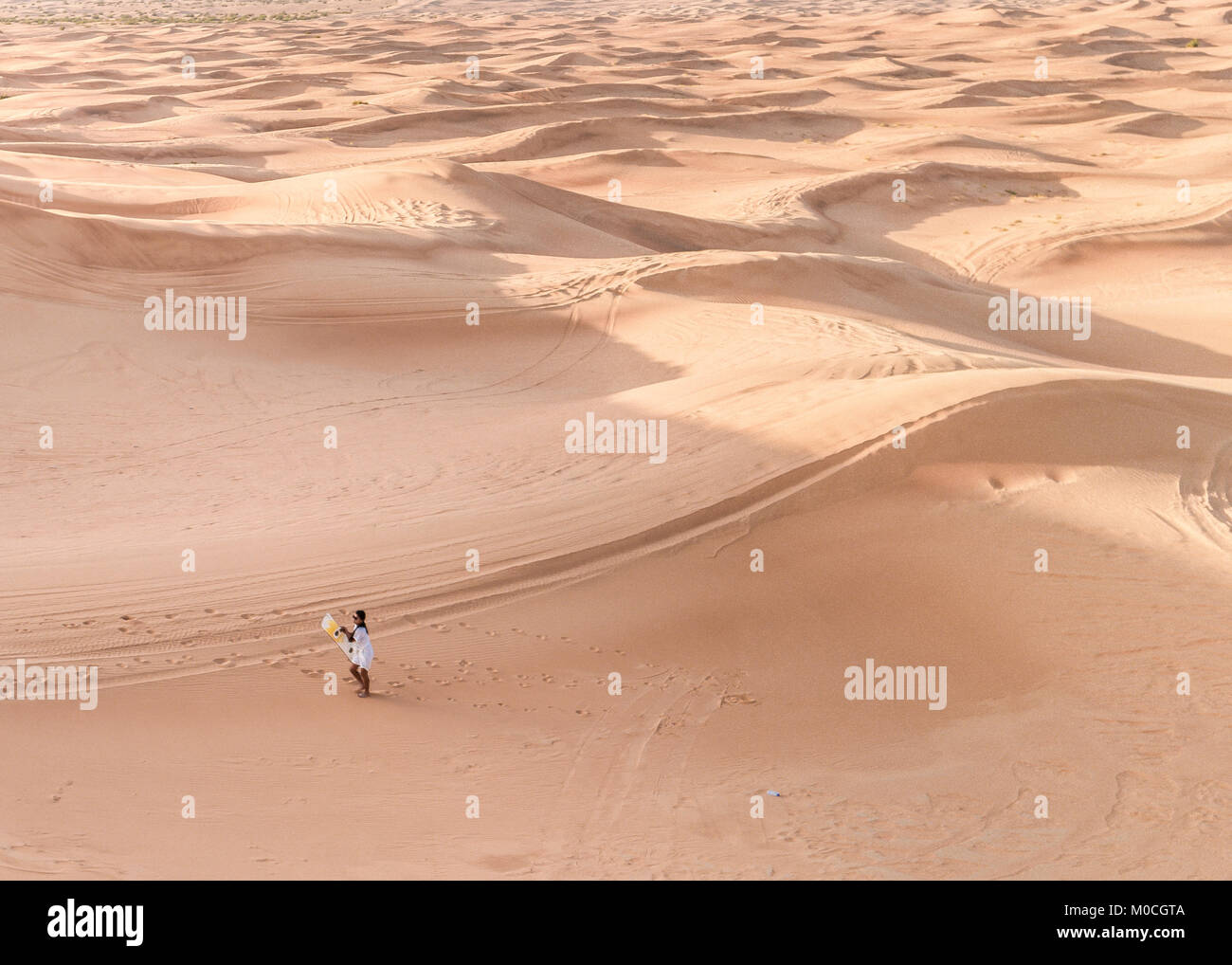 Dubai Desert sand dunes safari pendant ses vacances à Dubaï Emirates, jeune femme dans le désert Banque D'Images