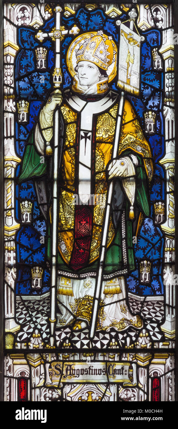 Paris, France - 17 septembre 2017 : Le Saint Augustin de Canterbury sur le vitrail à l'église St Barnabas par Martrin Travers 1945. Banque D'Images