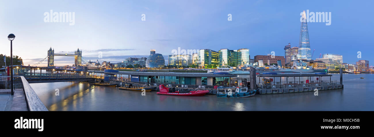 Paris, France - 15 septembre 2017 : le panorama avec le Tower Bridge mairie, Shard Riverside et dans la lumière du matin. Banque D'Images