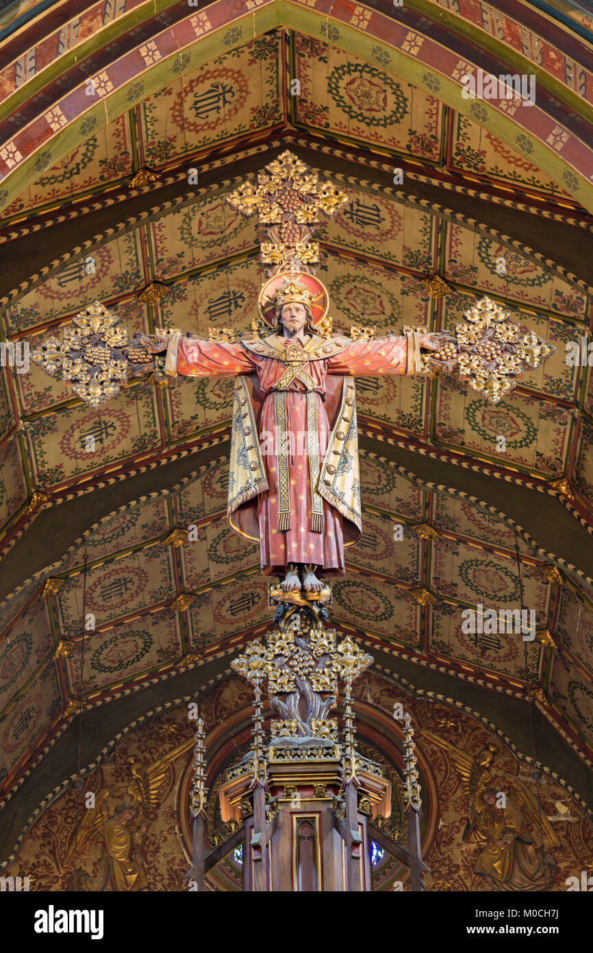 Paris, France - 17 septembre 2017 : la crucifixion sculpté de jeus comme roi et prêtre à l'église St Barnabas conçu par Bodley en 1906. Banque D'Images