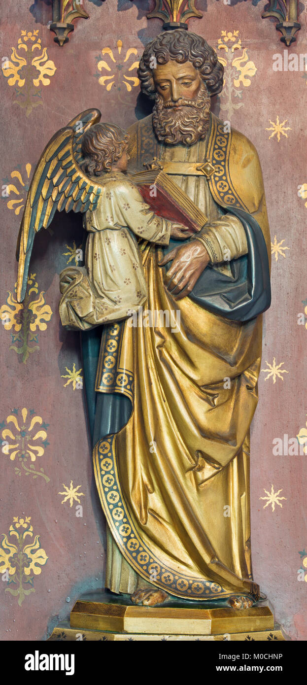 Paris, France - 17 septembre 2017 : La statue de saint Jean l'Évangéliste à l'église St Barnabas conçu par probabli Ninian Comper Banque D'Images