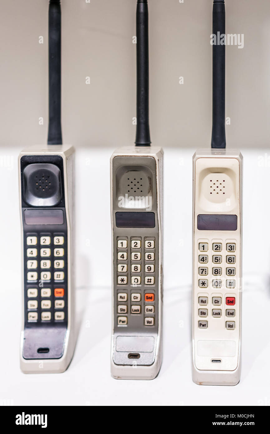 Trois grands vintage vertical vieux téléphones portables téléphones portables obsolètes sur l'affichage permanent avec des boutons Banque D'Images