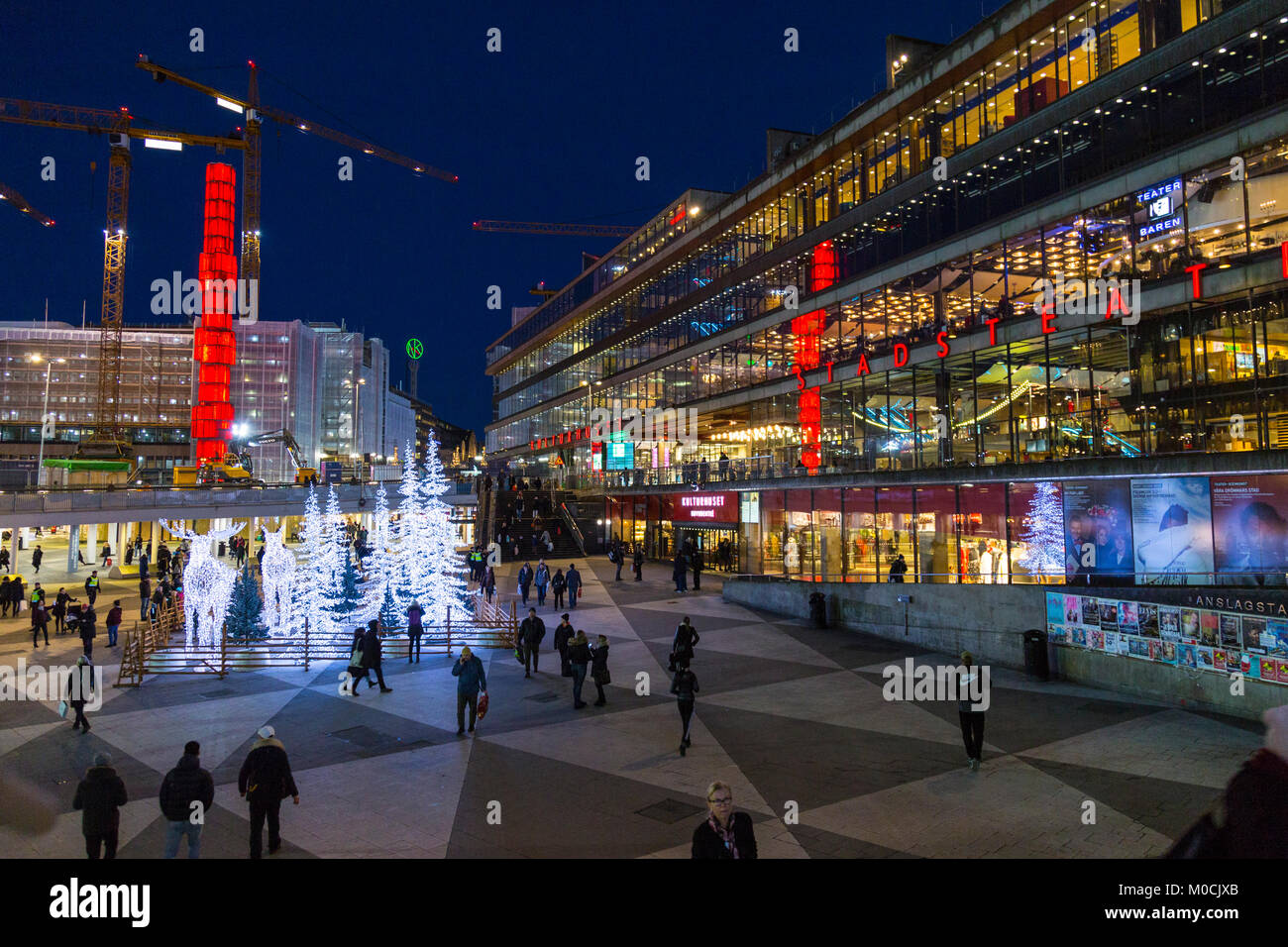 Le centre de Stockholm vue de Sergels Torg à Noël avec Kulturhuset (à droite) et sculpture en cristal par Edvin Öhrström (à gauche), Stockholm, Suède Banque D'Images