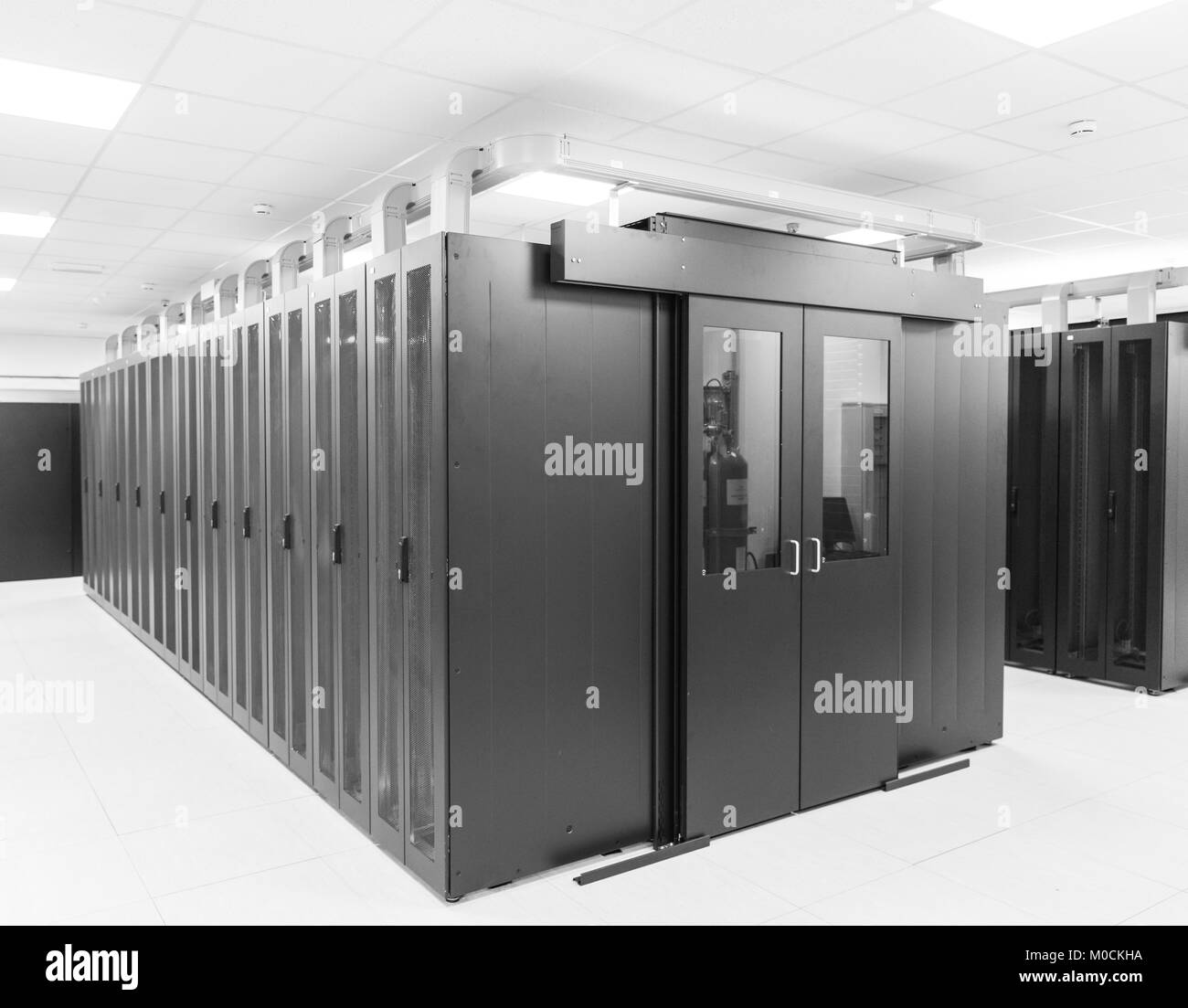 Salle de serveurs modernes avec les serveurs et noir hardwares dans un centre de données internet Banque D'Images