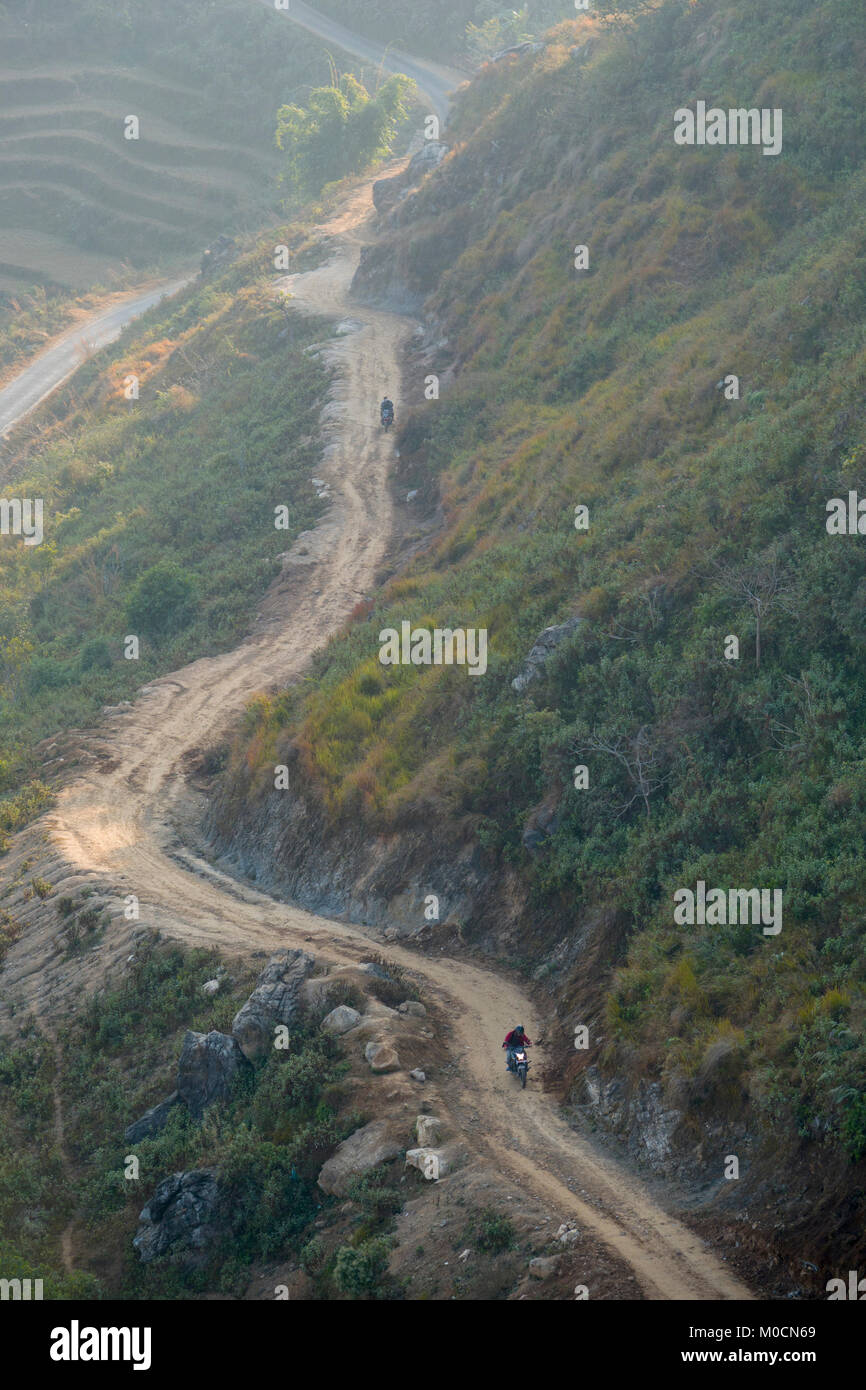 Équitation de moto sur route de terre à Bandipur, Népal Banque D'Images