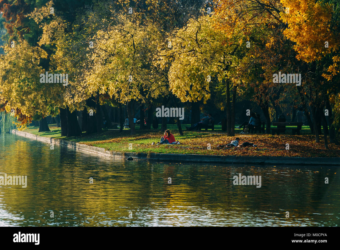 Bucarest, Roumanie - 21 octobre 2017 : Les gens de prendre une marche sur beau jour d'Automne dans le parc de Bucarest. Banque D'Images