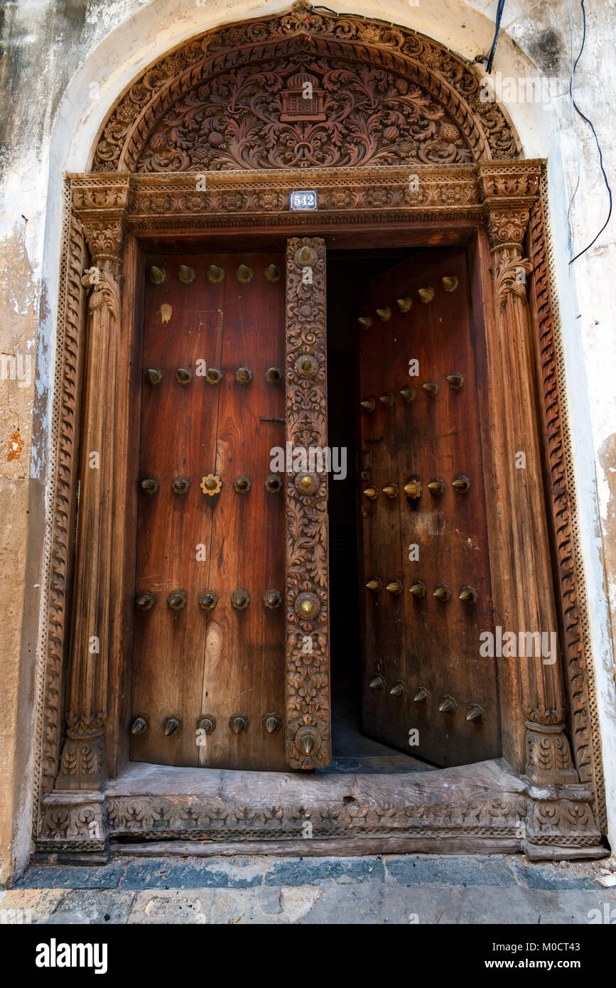 Vieilles portes en bois à Stone Town, Zanzibar Banque D'Images