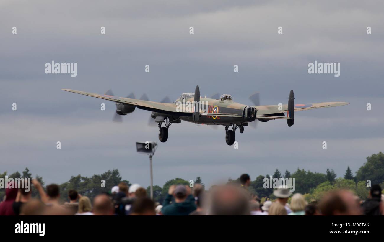 Battle of Britain Memorial Flight Avro Lancaster qui décolle de l'Royal International Air Tattoo 2017 Banque D'Images