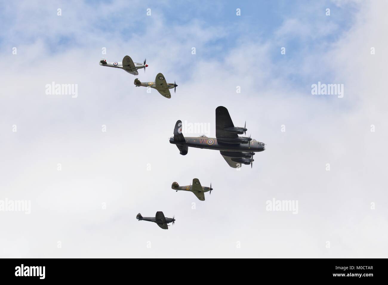 Battle of Britain Memorial Flight - Avro Lancaster vol en formation avec trois Spitfire et d'un Hawker Hurricane Banque D'Images