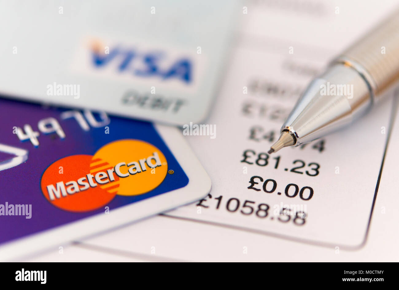 Une carte de crédit et de débit et d'un stylo sur le haut d'un projet de loi - la dette montrant concept Banque D'Images