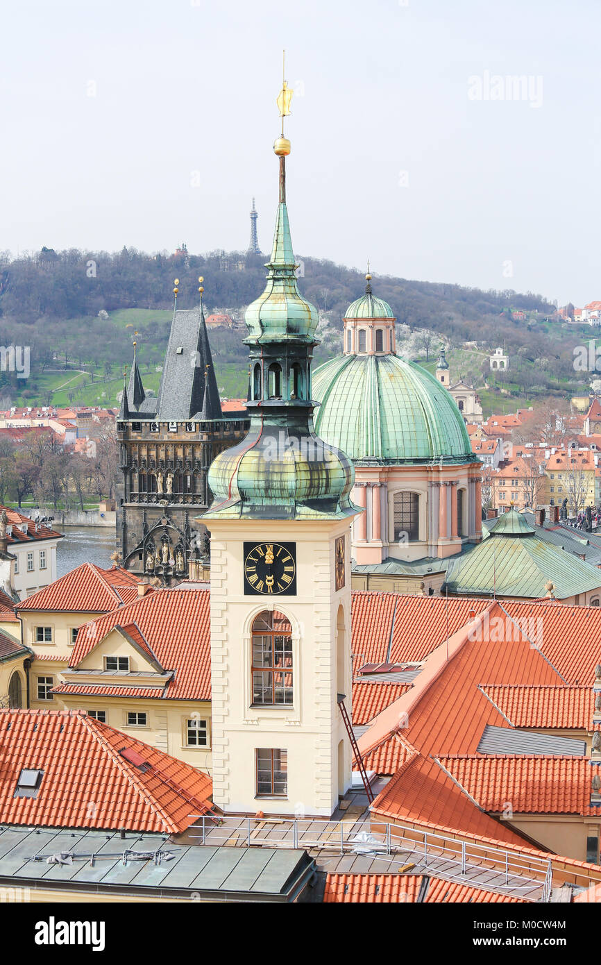 Vue sur le centre historique de Prague, en République tchèque, du toit de l'Clementinum. Banque D'Images