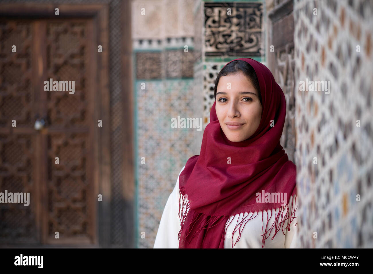 Femme arabe en costume traditionnel avec red hijab sur la tête. Banque D'Images