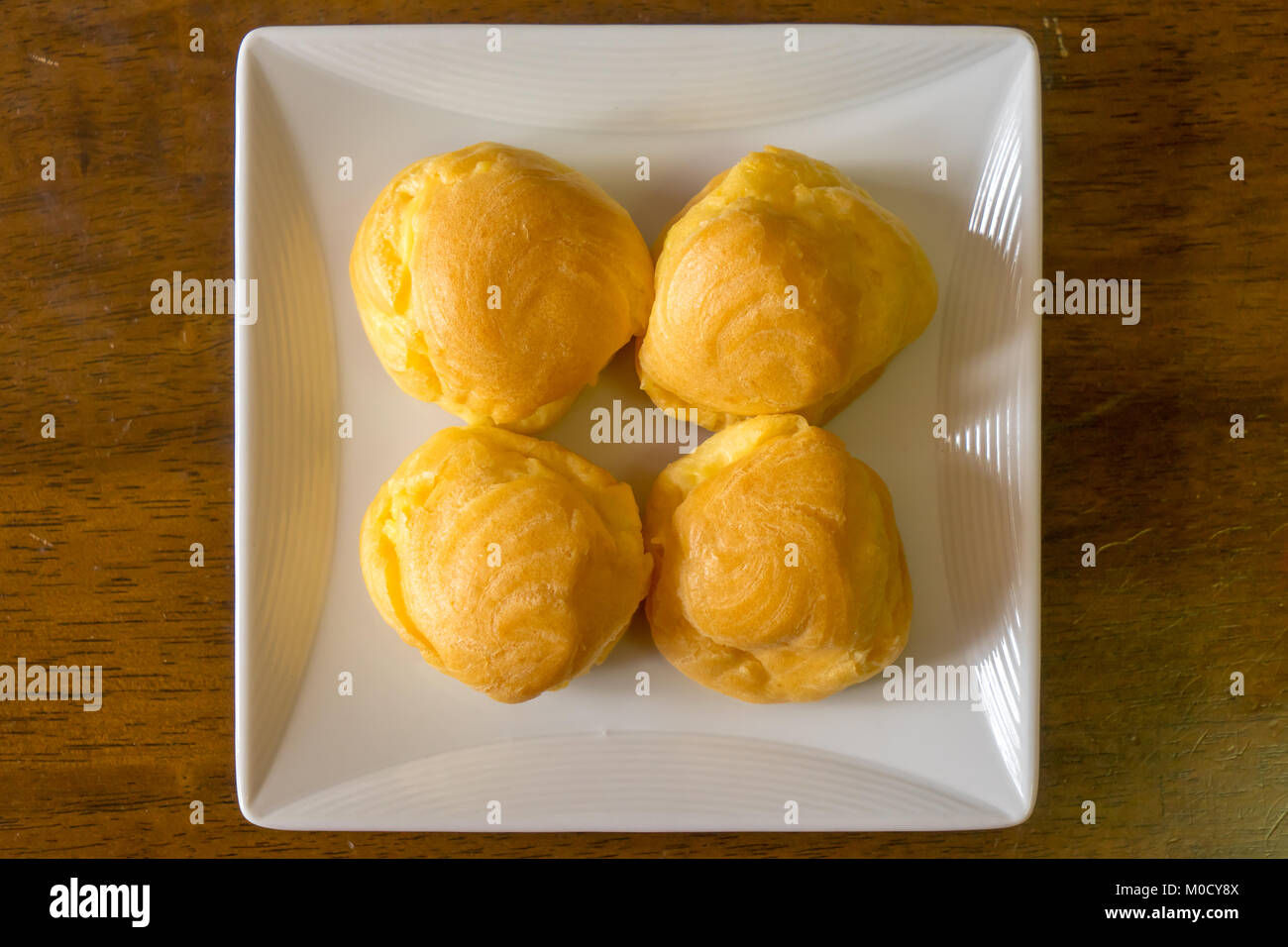 De délicieux choux à la crème Choux blanc sur plaque carrée, avec choux Profiteroles crème pâtissière Banque D'Images