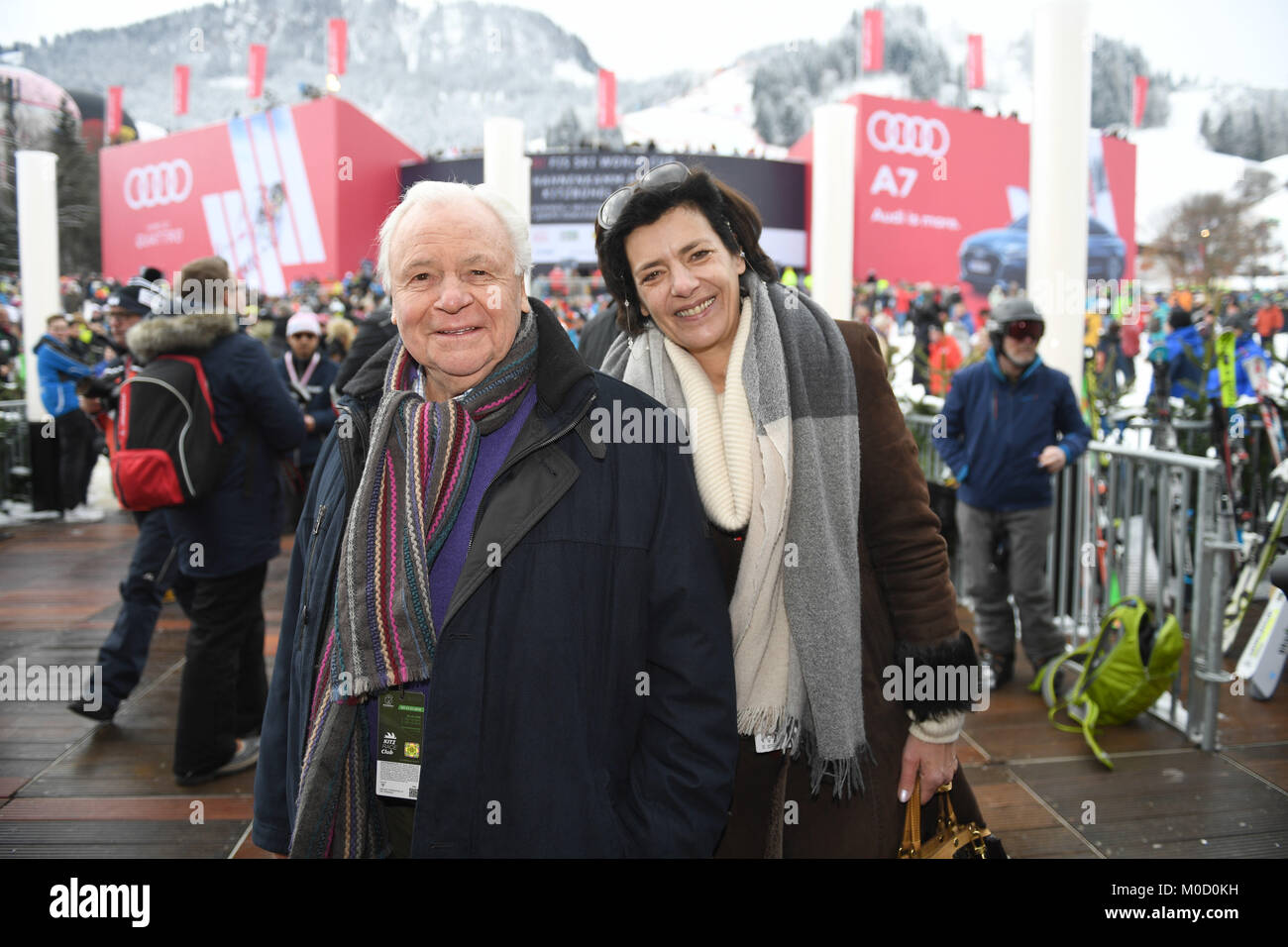 Le célèbre chef Eckart Witzigmann et son partenaire Nicola Lumpp, représenté à Kitzbuehel le jour de la course du Hahnenkamm à Kitzbuehel, Autriche 2018, 20 janvier 2018. Photo : Felix Hörhager/dpa Banque D'Images