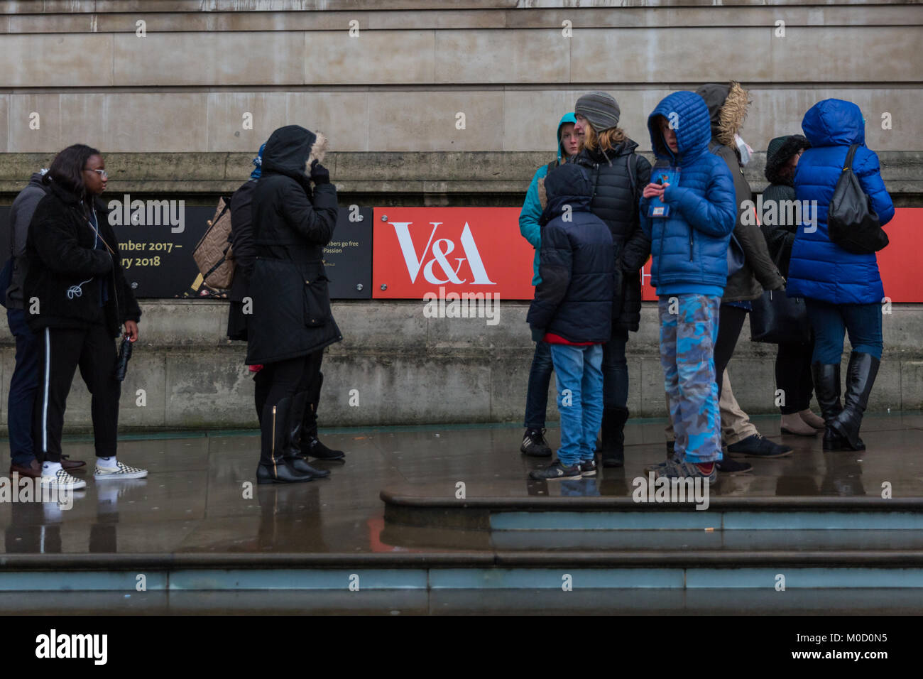 South Kensington, London, UK. 20 Jan, 2018. Les misérables Londres météo avec des températures froides et fine bruine attire une foule de Londoniens et touristes au Victoria and Albert Museum (V&A) et l'histoire naturelle de Londres. Le V&une queue à un moment donné, s'étendait le long de la longueur de sa façade avec des centaines attendent patiemment et avec quelques périodes d'attente de plus de 2 heures pour l'admission générale. Les deux musées sont à visiter et souvent attirer des visiteurs. Credit : Imageplotter News et Sports/Alamy Live News Banque D'Images