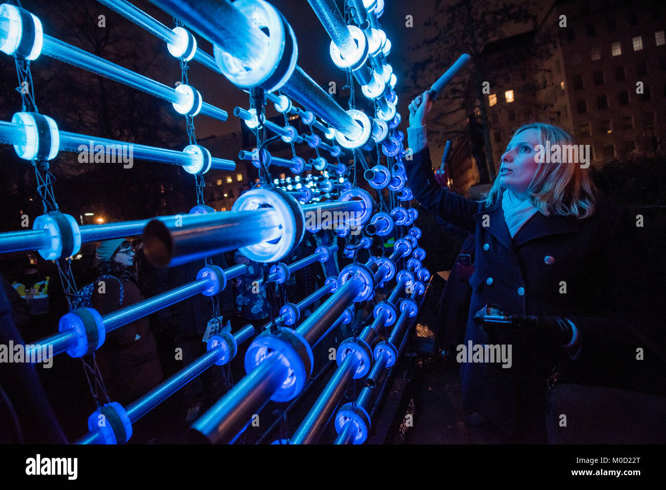 Londres, Royaume-Uni. 20 Jan, 2018. ILLUMAPHONIUM par Michael Davis - Londres Lumiere est un festival qui se déroule sur 4 soirées, du jeudi 18 au dimanche 21 janvier 2018. Il met en valeur l'architecture de la capitale et les rues, avec plus de 50 œuvres créées par des artistes britanniques et internationaux. Le festival de plein air retourne à Londres pour la deuxième fois après le succès de la première édition en janvier 2016, qui a attiré environ 1,3 millions de visites. Crédit : Guy Bell/Alamy Live News Banque D'Images