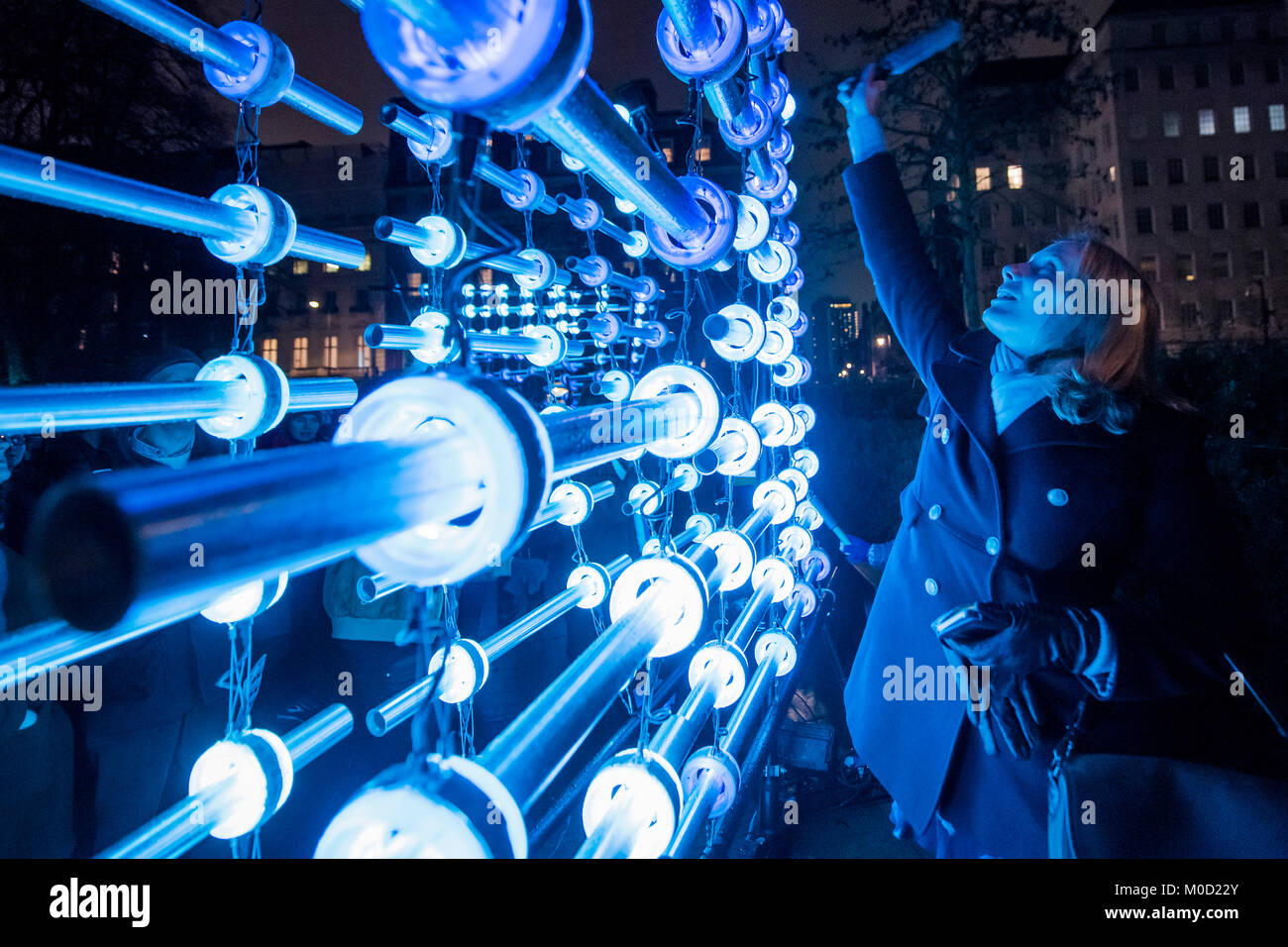 Londres, Royaume-Uni. 20 Jan, 2018. ILLUMAPHONIUM par Michael Davis - Londres Lumiere est un festival qui se déroule sur 4 soirées, du jeudi 18 au dimanche 21 janvier 2018. Il met en valeur l'architecture de la capitale et les rues, avec plus de 50 œuvres créées par des artistes britanniques et internationaux. Le festival de plein air retourne à Londres pour la deuxième fois après le succès de la première édition en janvier 2016, qui a attiré environ 1,3 millions de visites. Crédit : Guy Bell/Alamy Live News Banque D'Images