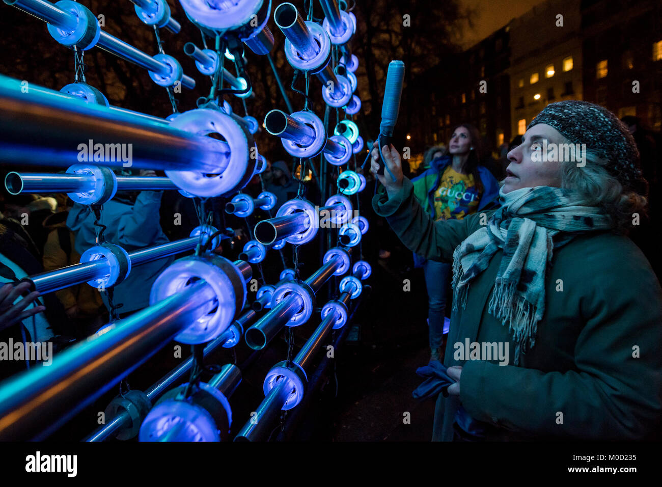 Londres, Royaume-Uni. 20 Jan, 2018. ILLUMAPHONIUM par Michael Davis - Londres Lumiere est un festival qui se déroule sur 4 soirées, du jeudi 18 au dimanche 21 janvier 2018. Il met en valeur l'architecture de la capitale et les rues, avec plus de 50 œuvres créées par des artistes britanniques et internationaux. Le festival de plein air retourne à Londres pour la deuxième fois après le succès de la première édition en janvier 2016, qui a attiré environ 1,3 millions de visites. Crédit : Guy Bell/Alamy Live News Banque D'Images
