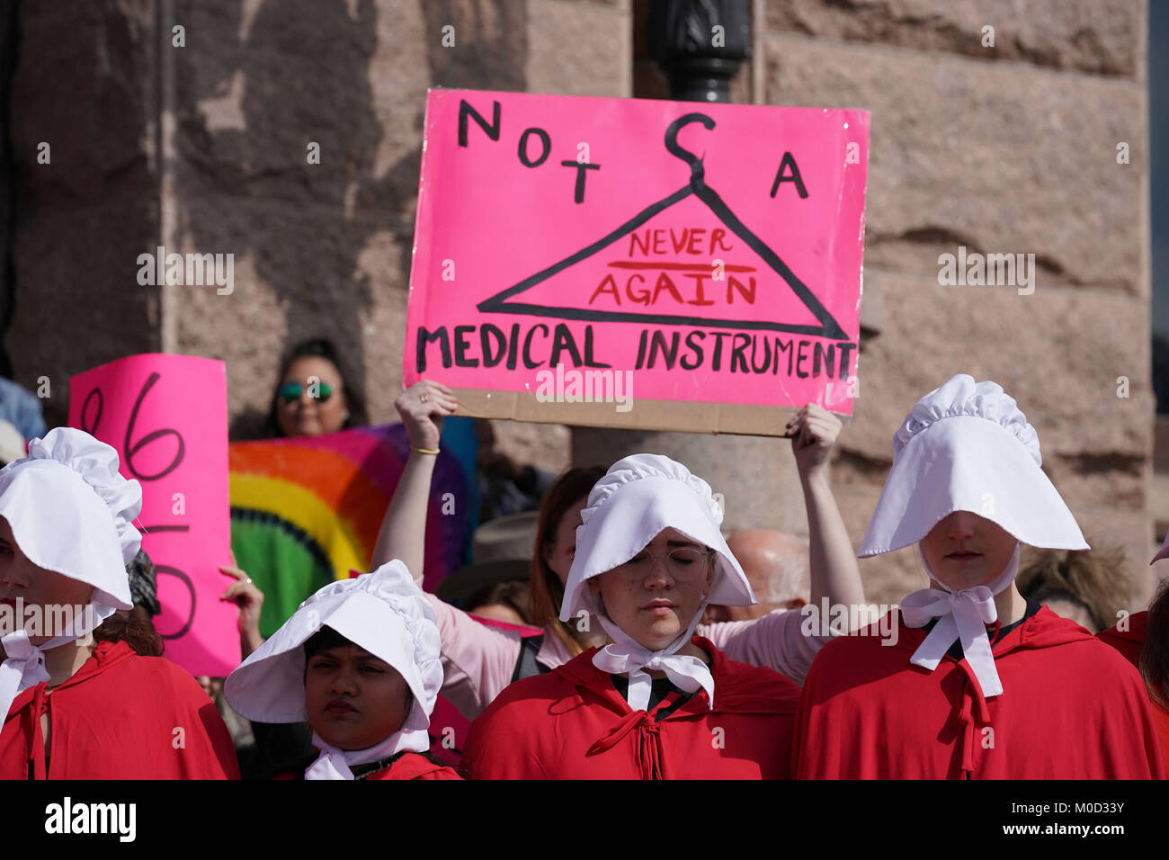 Handmaids tale protest Banque de photographies et d'images à haute  résolution - Alamy