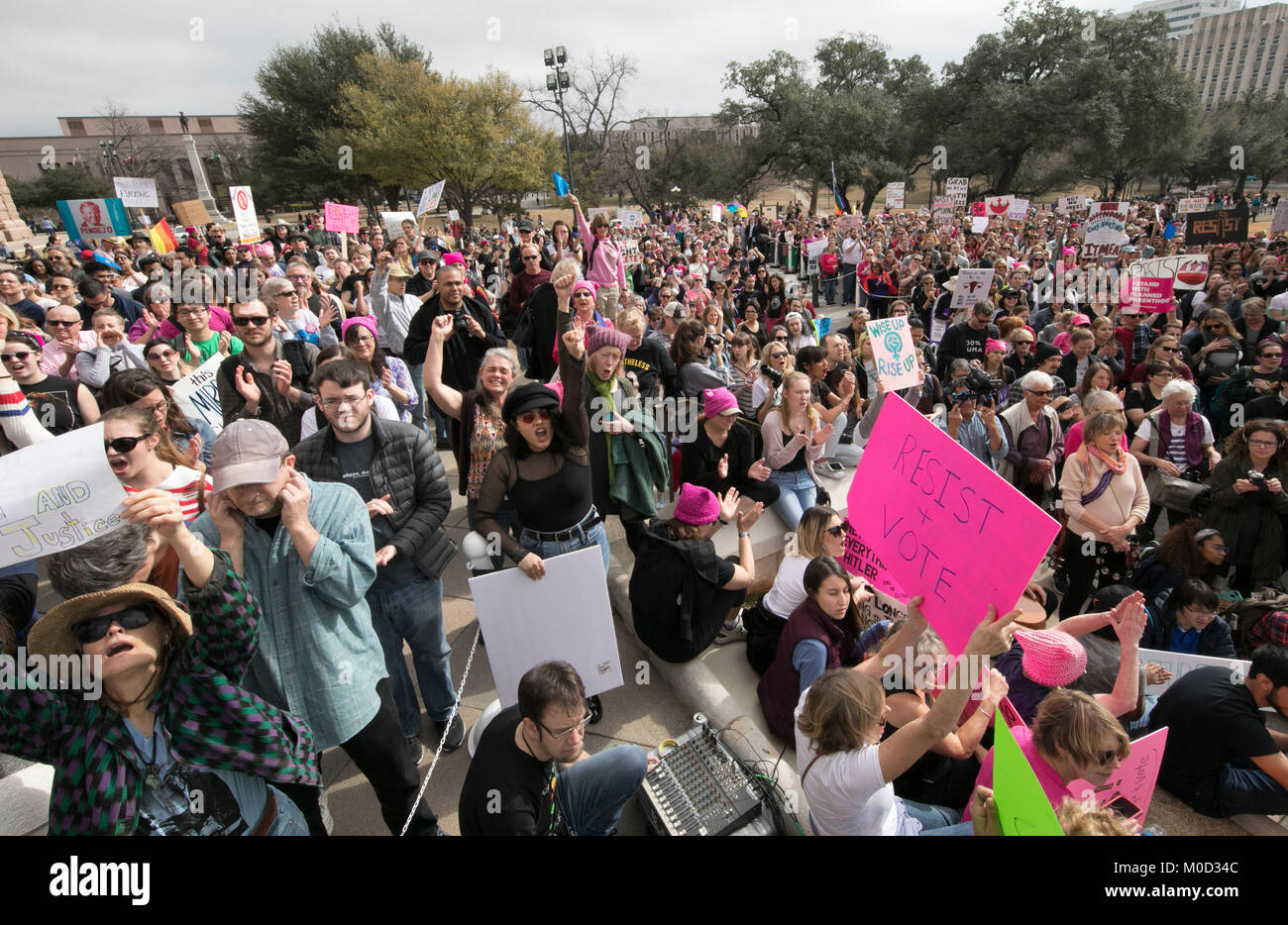 Les manifestants tenir signe pendant l'écoute d'orateurs à une protestation à la Texas Capitol à Austin sur le premier anniversaire de la Marche des femmes sur l'État de Washington et un an après l'investiture du président Donald Trump. Banque D'Images