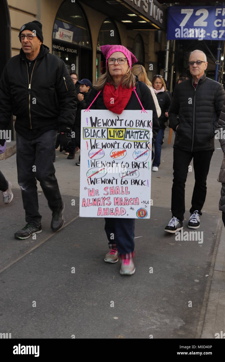 New York, NY, USA - 20 Jan, 2018. Une fois de plus des centaines de milliers sont descendus dans les rues de Manhattan, New York le 20 janvier, 2018, pour la 2ème. Annual Women's march, protestant contre la présidence et l'administration du président américain Donald Trump et son misogyne, raciste et de mauvaises politiques. D'autres marches de protestation et des rassemblements ont également été organisés simultanément dans les villes à travers le monde. © 2018 Ronald G. Lopez/DigiPixsAgain.us/Alamy Live News Banque D'Images