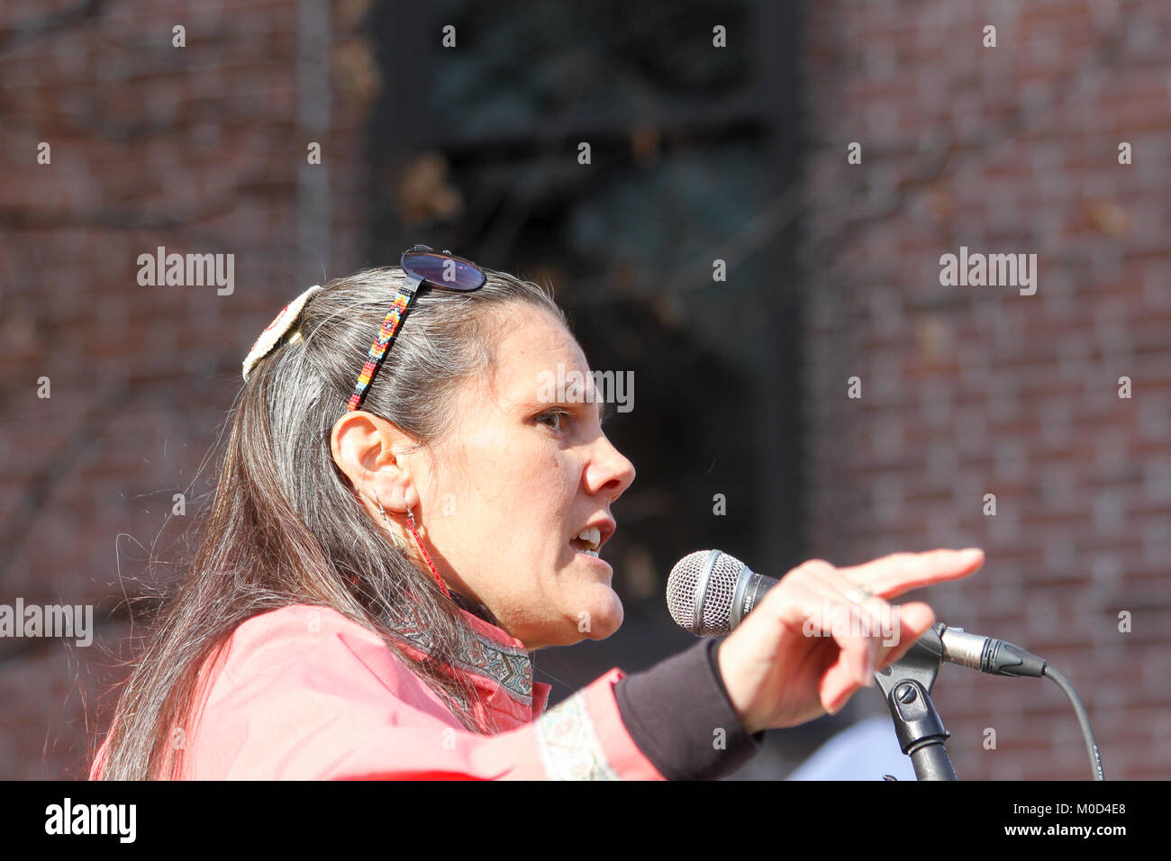 Le Massachusetts, USA. 20 Jan, 2018. Activiste Amérindien Rhonda Anderson parle lors de la deuxième édition annuelle du comté de Franklin Rallye de Femmes, Greenfield, Massachusetts, USA. Le 20 janvier, 2018 Crédit : Susan Pease/Alamy Live News Banque D'Images