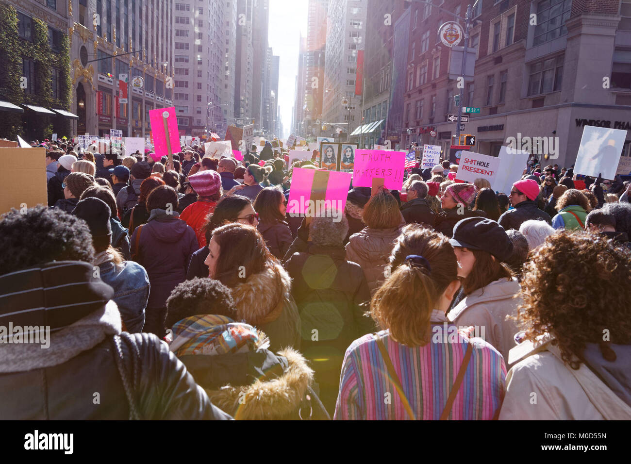 Marche des femmes à New York à l'occasion du premier anniversaire de l'investiture du président Donald Trump Banque D'Images