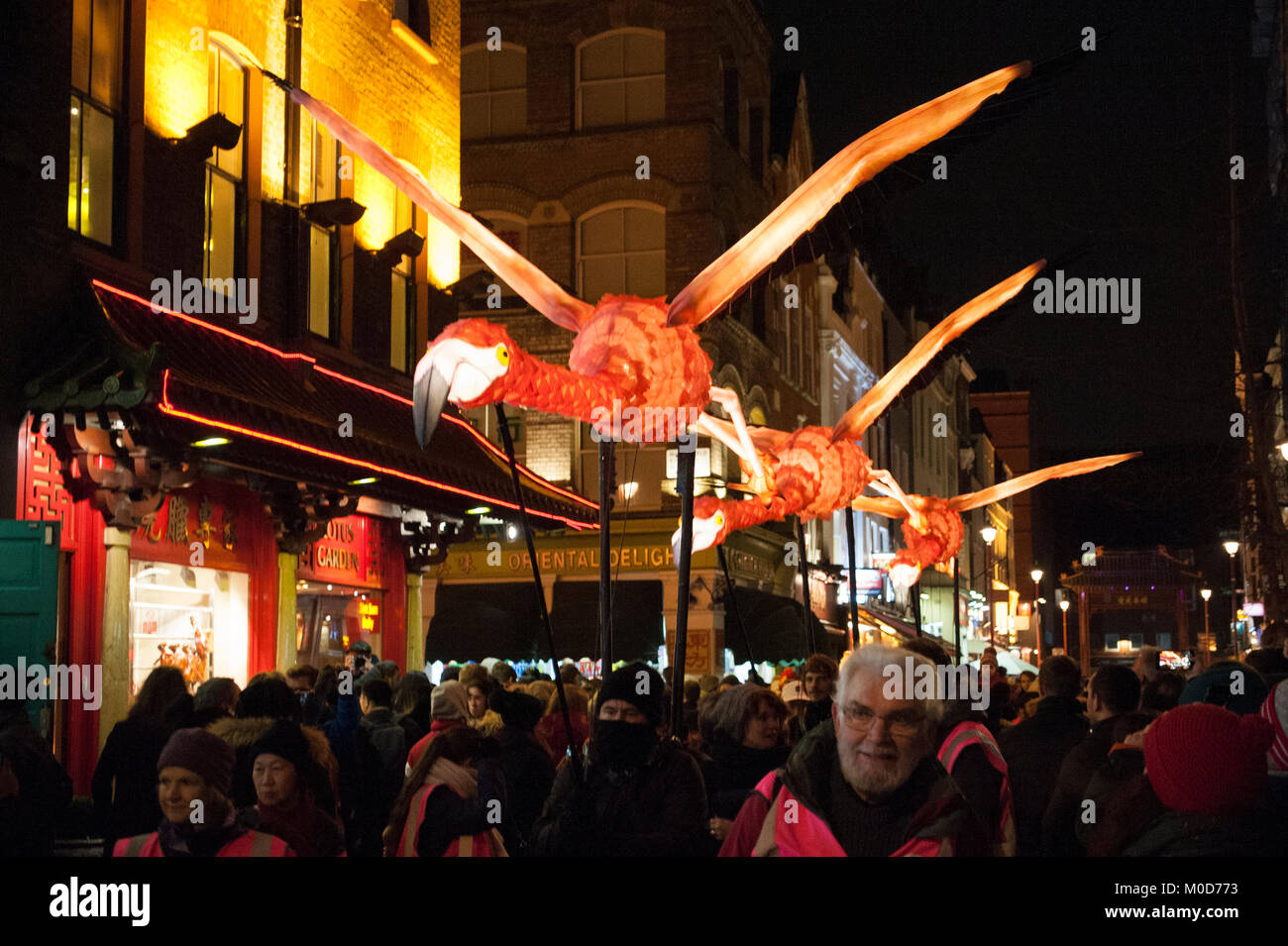 Londres 2018 lumiere. Flamingo Flyway par Jo Pockock pour Lantern entreprise fait son chemin à travers la foule dans les rues de Chinatown. La lumière à l'échelle de la ville, festival organisé par le maire de Londres et Artichaut devrait attirer jusqu'à 1,25 millions de visiteurs au cours de ses quatre jours 18th-21st Janvier à Londres, Royaume-Uni. 20 janvier 2018. Crédit : Antony l'ortie/Alamy Live News Banque D'Images