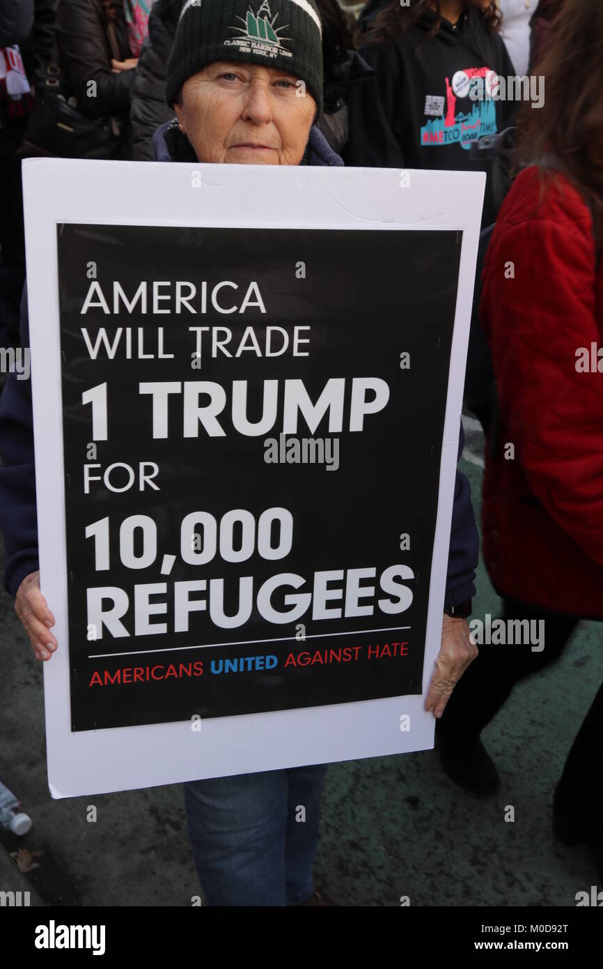 New York City, New York, USA. 20 Jan, 2018. Des centaines de milliers manifestants une fois pris dans les rues de Manhattan, New York le 20 janvier, 2018, pour la 2ème. Annual Women's march, protestant contre la présidence du président américain Donald Trump et sa politique raciste et misogyne. D'autres marches de protestation et des rassemblements étaient prévus dans d'autres espèces cites dans le monde entier. 2018 Crédit : Ronald G. Lopez/ZUMA/Alamy Fil Live News Banque D'Images