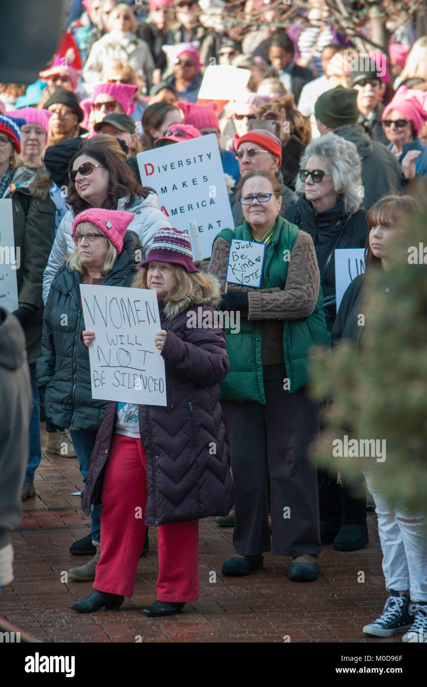 Dayton, Ohio se joint à la nation le samedi 20 janvier en maintenant leurs propres droits des femmes rassemblement à l'Montgomery County Courthouse. Crédit : Martin Wheeler/Alamy Live News Banque D'Images