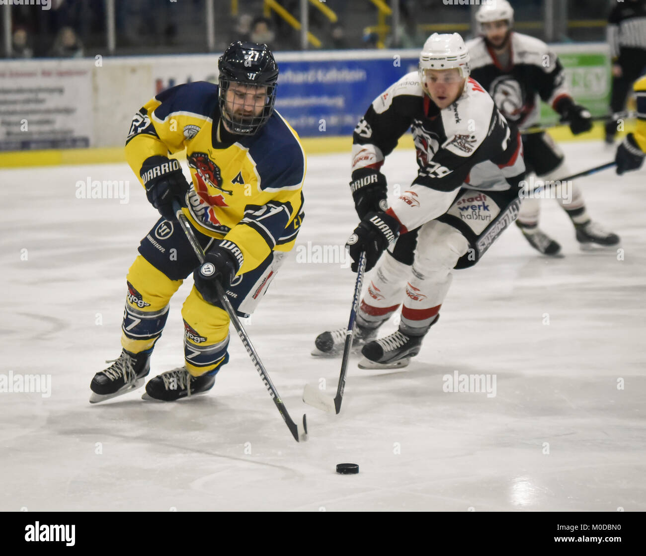 Deutschland, Haufurt§Gro am Stadion, en colère, 19.01.2018, Eishockey - Bayernliga - Playoffs 17/18 - Ces Haufurt Hawks c. CE Pfaffenhofen Glamottes - Bild : c. lk. Michael Pfab (Pfaffenhofener IceHogs,# 27) und David Franek (Ha§furt Hawks, no 39). Credit : Ryan Evans/Alamy Live News Banque D'Images