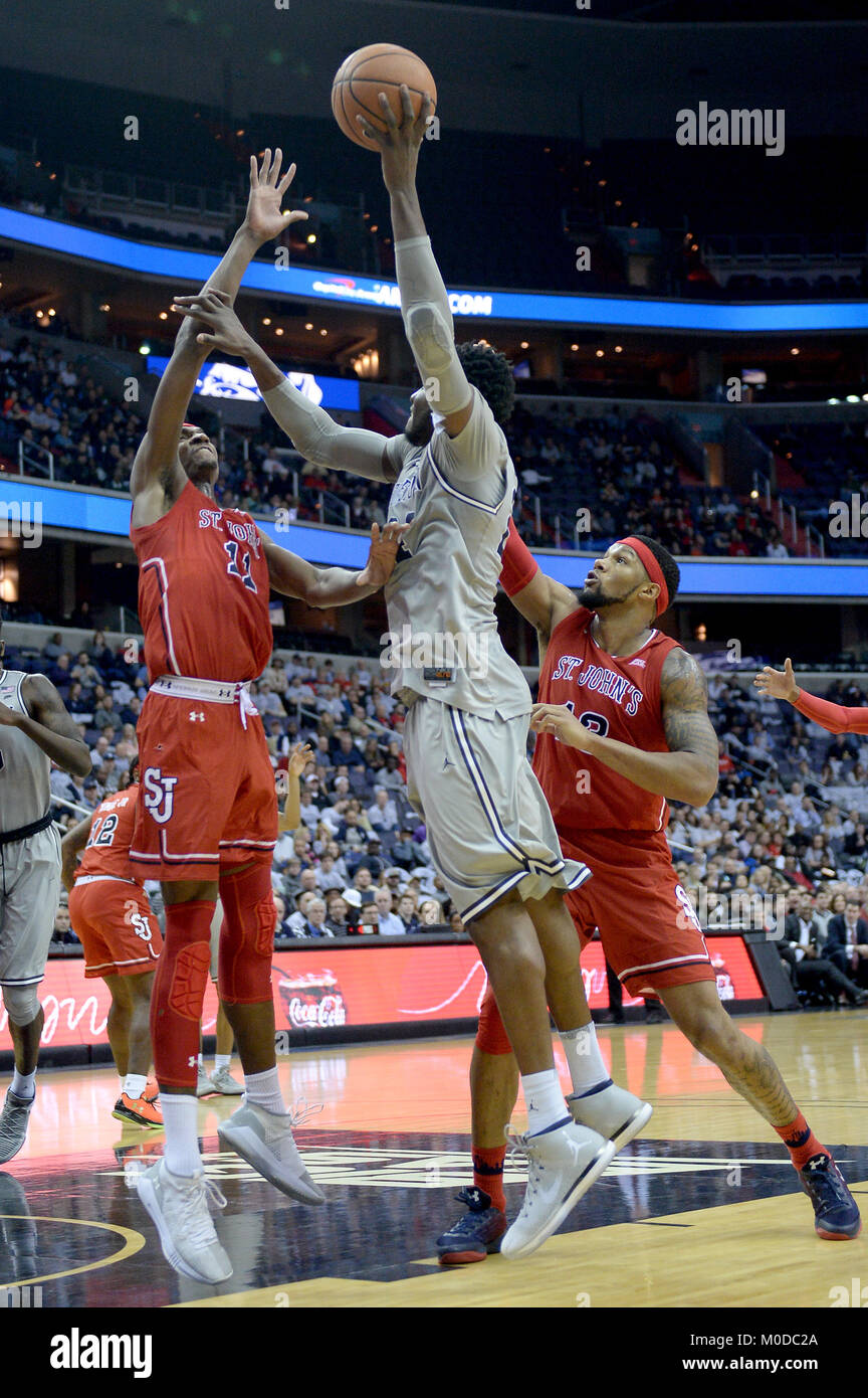 Washington, DC, USA. 20 Jan, 2018. 2018020 - Georgetown avant MARCUS DERRICKSON (24) marque contre St. John's en avant TARIQ OWENS (11) et St John's en avant MARVIN CLARK II (13) dans la seconde moitié du capital à une arène à Washington. Credit : Chuck Myers/ZUMA/Alamy Fil Live News Banque D'Images