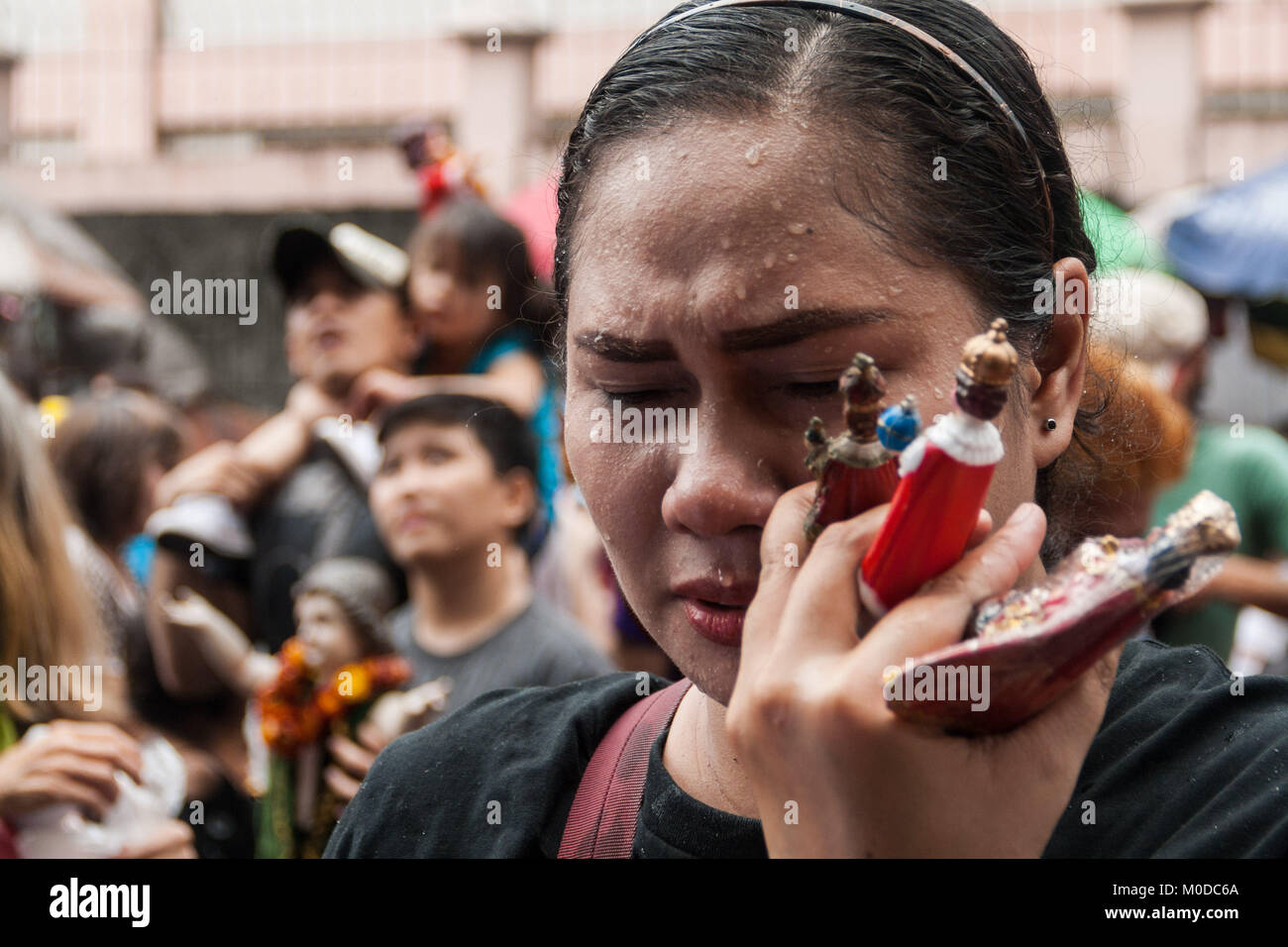 Aux Philippines. Jan 21, 2018. Les fervents catholiques réunis autour de l'église de la Sto. Nino (Enfant Jésus) en Tondo Manille alors qu'ils célèbrent la fête annuelle. Des milliers d'apporter leurs propres images et statues, la plupart d'entre eux transmettent de génération en génération, de l'enfant Jésus comme prêtres bénissent les images avec de l'eau bénite. Crédit : J Gerard Seguia/ZUMA/Alamy Fil Live News Banque D'Images